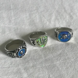 Ringar - Ändrar färg när du har på dig dom. Diametern är 19 mm. Endast den till vänster är kvar. Köp nu 🥰