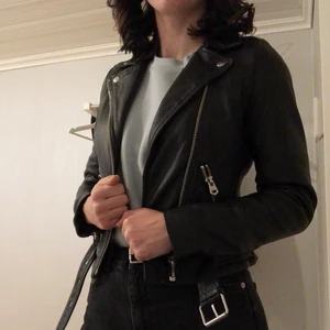 Perfekta skinnjackan - Supersnygg skinnjacka köpt från JC förra året för 2499kr. Sparsamt använd, säljer då den inte kommit till användning. Är i storlek XXS men passar även XS och S. Passar till S om man gillar att den sitter lite tajt. Är 170 cm lång har vanligtvis storlek small.