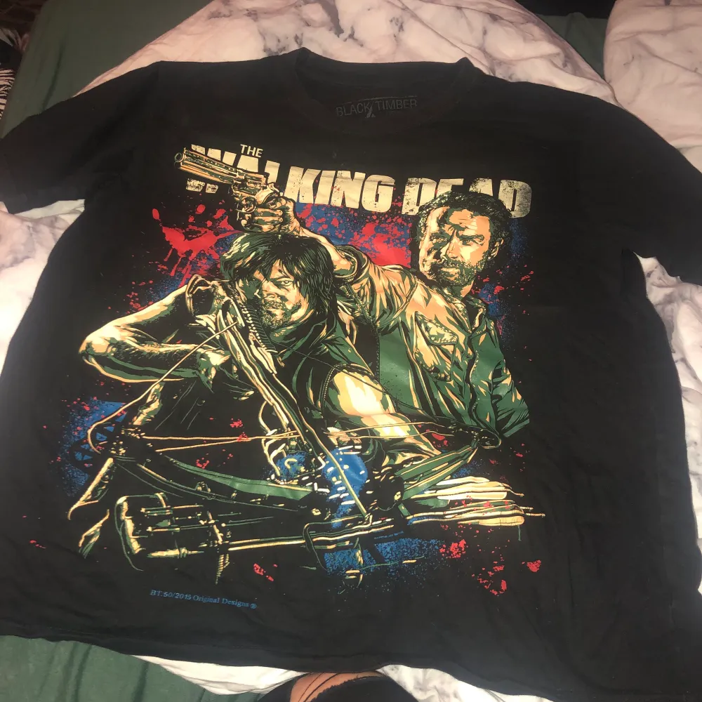 The walking dead t-shirt med bild utav Daryl och Rick. Storlek L. Frakt får man stå för själv och pris går att diskuteras.. T-shirts.
