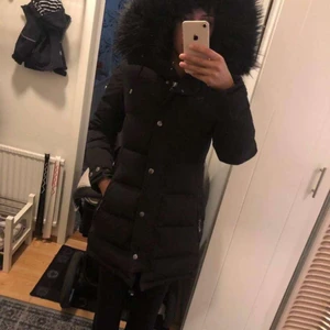 Hollies jacka - Har en jätte fin hollies jacka som jag köpte större päls till jackan också använd några gånger är i bra skick köptes för 5600 inklusive större päls till storlek M
