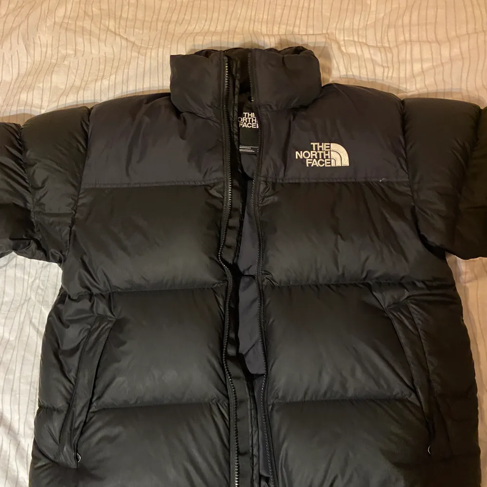 Säljer Herrjacka North face 1996 retro nupset jacka i väldigt bra skick. Jackan är köpt för ca 1 år sedan och endast använd på vintern, mycket sparsamt använd. Jackan har inga slitage eller liknande och är princip i nyskick. Nypris: 2799kr. Mitt pris 2000kr!! Pris kan diskuteras vid snabb och smidig affär! Kom gärna med frågor eller vid intresse!!. Jackor.