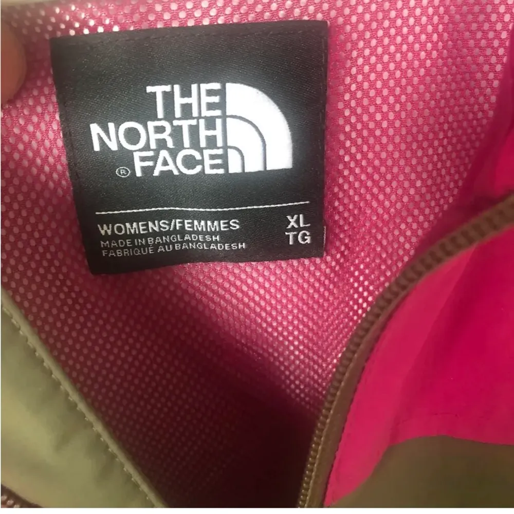 Skidjacka från ”the north face” använd men i bra skick. Säljer pågrund av ingen användning. Storlek xl. Men skulle säga att den sitter bra på medium/large då man behöver kläder under. . Jackor.