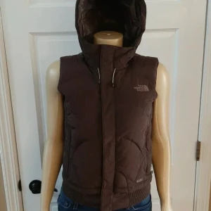 Brown The North Face Hoodie Vest  - Säljer denna super trendiga North Face vest. Buda i kommentarerna💕