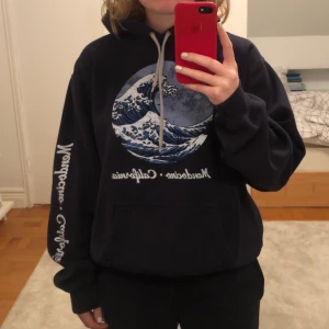 Hoodie med vågtryck - Vääärldens skönaste hoodie köpt i kuststaden Mendocino i Kalifornien i våras. Lite fodrig insida och rätt tät utsida så att är vädertålig utan att vara för varm!
