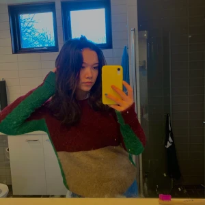 Flerfärgad stickad tröja från COS - Så häftig stickad tröja från COS i alpacaull! Köpt secondhand i Stockholm och är i använt men fint skick. Kan både frakta och mötas upp!❤️