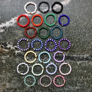 Pärlringar - Egengjorda ringar i olika färger och mönster! De är i lite olika storlekar men om det är någon du vill köpa fast storleken ser fel ut så kan jag göra en i rätt storlek till dig🥰 Du kan även beställa en ring i ett mönster gjort av de färger du ser på bilden, om jag inte tillverkat någon i just det mönstret💖 De är gjorda av ståltråd och pärlor så de är i bra kvalitet. 15kr/st, frakt på 12kr tillkommer🥰 Men om du köper 5 ringar eller mer så bjuder jag på frakten!