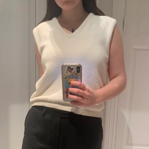 Vit Väst - Stickad vit väst i supermjukt o tjockt material, skulle säga att den är S-L beroende på önskad passform💞 Nyskick! Knappt använd