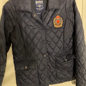 Svea jacka - Säljer en svea jacka som är nästan helt ny i mörkblå färg.💙