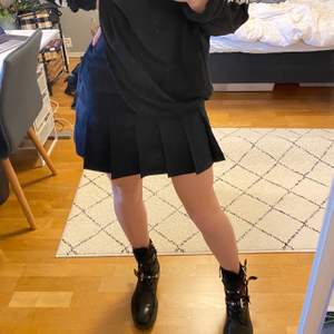 Mörkblå tennisliknande kjol. Passar mig som är S-M bra. Ingen budgivning utan köp direkt för 149 kr. 