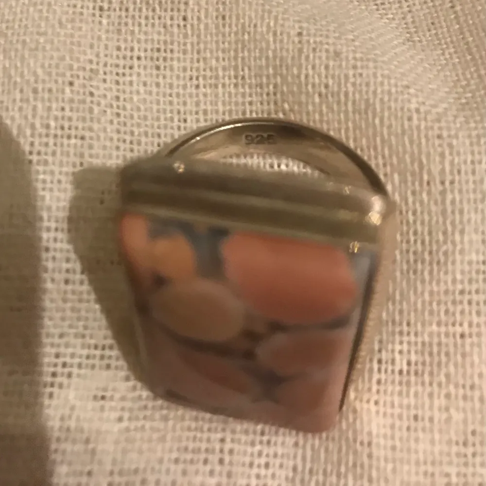 En äkta silver ring (märkt med 925) med stor rosa sten! Skriv vid intresse! . Accessoarer.