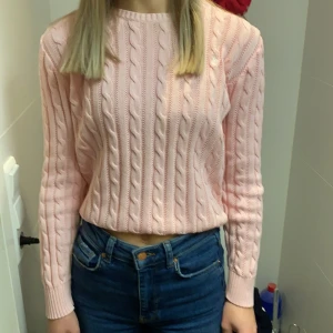 Ljusrosa stickad Ralph Lauren tröja i strl XS - Ljusrosa Ralph Lauren stickad tröja i strl XS med vit märke✨ använd typ 6 ggr✨