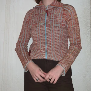 Färgglad Kofta - Säljer denna coola kofta i storlek Medium🦋