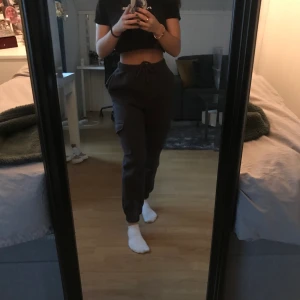 Mjukis  - Så coola mjukis som är mörkgråa och har fickor på sidan sitter super fint och går att ha till en vardag med ett par snygga sneakers!