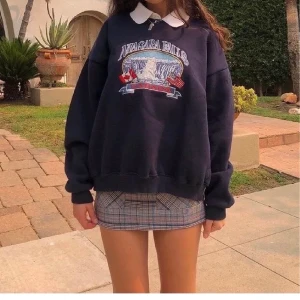 Brandy Melville  - En brandy Melville sweatshirt! Oversized och så fin! Säljer då den var förstor, finns även fickor på den! 