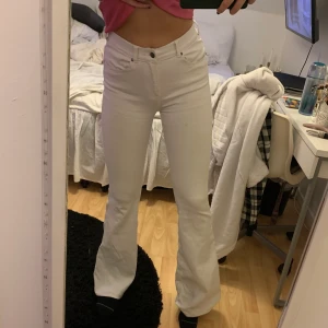 Vita bootcut jeans - Jättestretchiga jeans från dr. Denim, som inte kommer till användning längre. Långa och sköna. Köparen står för eventuell frakt