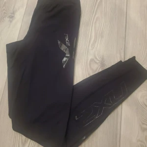 2xu  - Oanvända tights, strl xs . 