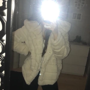 Strl S - Jätte fin pälsjack, tyvärr så passar den inte mig jackan är i fint skick skriv för fler bilder😊 