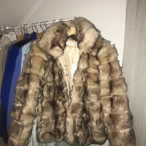 Pälsjacka - Varm o mysig pälsjacka (fakepäls) i storlek 34 men oversized så kulle nog kunna passa upp till strl. 38. Helt ny o köptes för 899kr men insett att det inte är min stil❤️