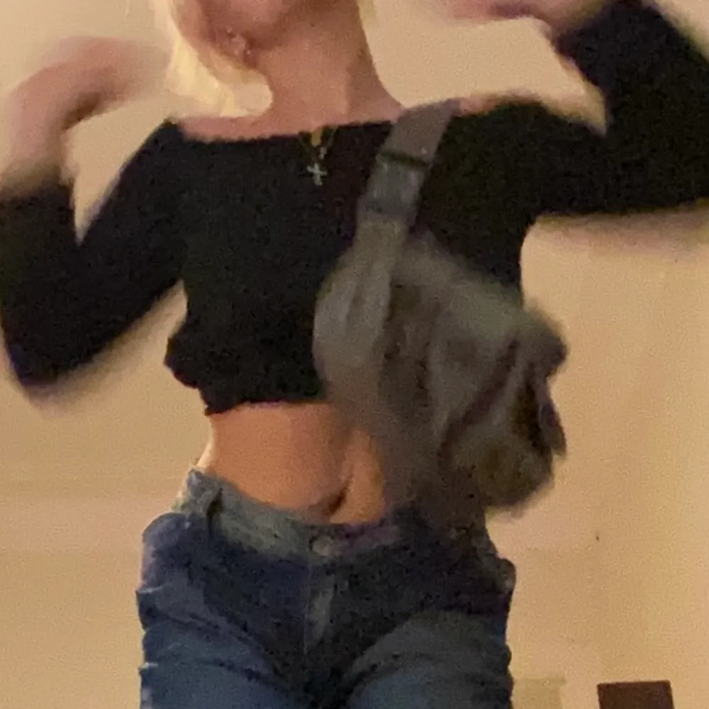 Supergullig off-shoulder top, lappen är avklippt så kommer ej ihåg märke men tror det är h&m!. Yläosat.
