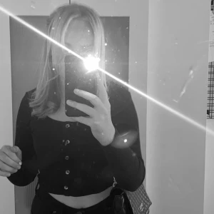 Svart topp! - Fin svart topp från ginatricot! Inga skador på tröjan eller öppna sömmar. Säljer pga brist på användning. Använt 2/3 ggr! 