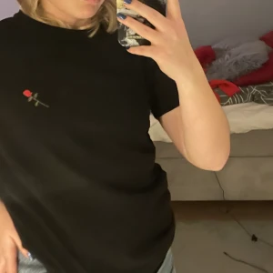 Nakd tröja - Fin tröja från nakd med en liten ros