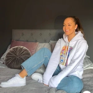 Vit hoodie - Hoodie från the cool elephant. Inte mina bilder, om du vill ha bilder får du skriva privat! Den är knappt använd max 2ggr. 