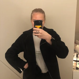 Fodrad bickerjacket - En svart mockaliknande bikerjacket med dragkedja, varm och snygg! Bra skick! 