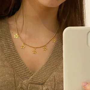 Halsband stjärnor  - Superfint halsband med 5 stjärnor! Längden är 38cm + 4cm förlängning! ⭐️⭐️