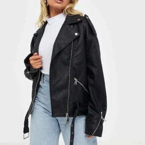 Skinnjacka missguided 34  - Oversize skinnjacka från missguided i storlek 34. Fick hem idag men var inte som jag tänkt mig tyvärr. Prislapp kvar, helt ny och oanvänd, nerpackad i originalförpackning igen! Frakten ingår INTE i priset utan det står köparen för. Skickar spårbart för 63kr. Går ej ner i pris.
