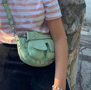 Säljer en super fin ljusgrön unlimit väska, i den minsta storleken! Använd men i bra skick! 