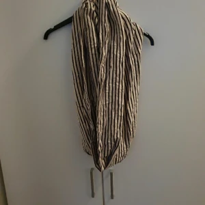 Halsduk (tub) - står inte frakten och djur finns i hemmet ute på fler sidor