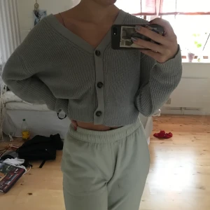 Grå kofta - Fin stickad grå kofta, knappt använd. Köparen står för frakten 