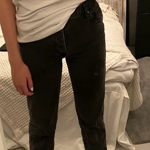 Jeans med slits - Säljer dessa jätte fina jeans med slits från nakd!💗💗💗