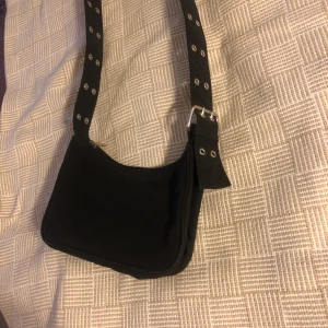Svart axelväska  - Köparen står för frakten🌟