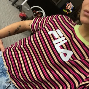 Fila t-shirt - Säljer en helt ny och oanvänd filatröja. Färgglad och härlig. Storlek S. Kan mötas i Malmö, annars står köparen för frakten 💖