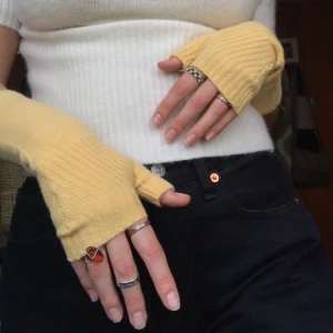 Handledsvärmare - Har sytt dessa handledsvärmare av en gammal tröja som skräpat i garderoben! Piffar upp vilken outfit som helst och är supergosiga🥰 FRI FRAKT :)