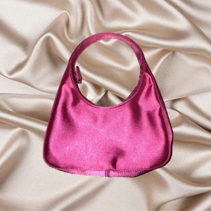 Väska - Gör ont i hjärtat men den här väskan behöver någon som kan använda den mer än jag🥺😍 så sjukt snygg