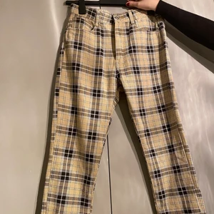 Rutiga jeans - Rutiga jeans i beige och svart mönster. Storlek 38 men skulle säga att de snarare är 36. Midjan är mellan hög och passformen är blandning av tight upptill men rak nedtill. Oanvända och tag finns kvar på.