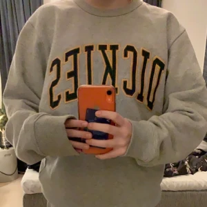 Dickies Sweatshirt  - Skit snygg äkta dickies sweatshirt som tyvärr inte kommer till användning, köpt för ungefär 400 på rabatt. Frakt tillkommer 