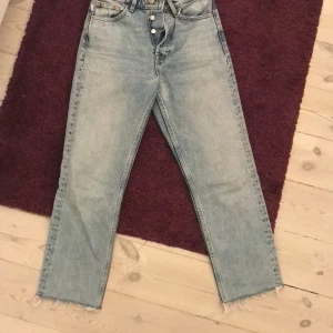 Zara jeans - super snygga croppade jeans från zara! Super snygg till ett bar boots💕har blivit försmå men gillar de så mkt! 