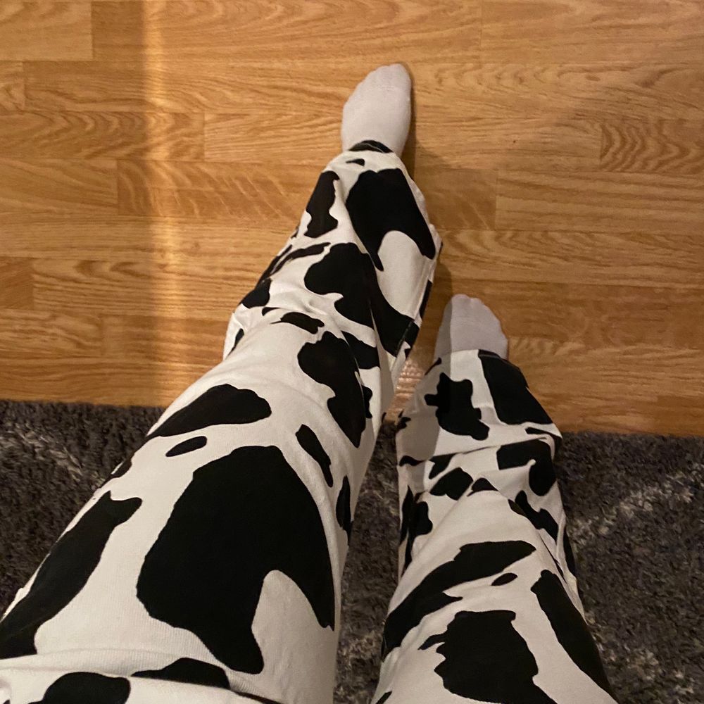Beställde från shein men de var för stora, alltså endast testade. Lite långa för mig (163) står på tå på första bilden! Skulle säga att de passar en större S. Frakten ingår i priset. Skriv om du vill ha fler bilder🤠 Kör budgivning i kommentarerna, slutar 18/12 16.00 💕 BUD: 250kr . Jeans & Byxor.