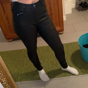 Läderbyxor  - Använt kanske en gång. Tror dom är ifrån Nelly. Skulle tro att det är storlek 40. (Dåliga bilder då det är mörkt ute, kan skicka i dagsljus om det önskas.) 