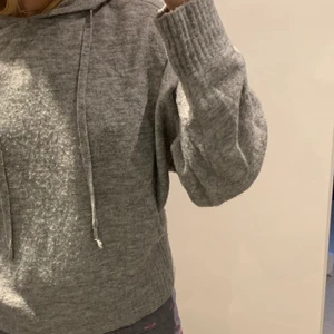 Stickad hoodie - Jättetrendig stickad hoodie som jag tror är slutsåld!!