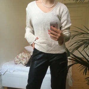 Stickad tjocktröja  - En beige stickad tröja från brandy Melville, säljer för att jag inte använder längre men den är jätteskön. Jag kan mötas upp men vid frakt betalar köparen🌟🌟