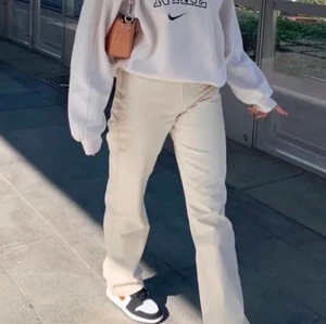 Beiga row byxor - Säljer ett par till sådana här byxor då jag köpte fel storlek igen...haha, buda och kontakta mig för frågor om ni har några! :) Bilden är inte min, men dessa är precis som de förra jag sålde som är i princip identiska med bilden, bara att dessa har en snygg slits  nertill också ! SENASTE BUD: 270 kr 💖