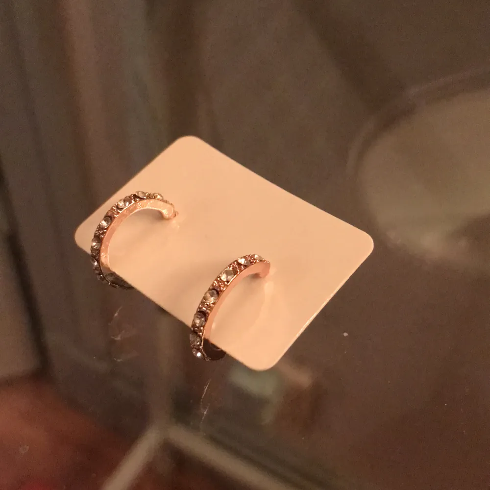 Helt nya örhängen från glitter✨💫🤩 Guldringar med små diamanter på.😊 gratis frakt. . Accessoarer.