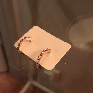 Helt nya örhängen från glitter✨💫🤩 Guldringar med små diamanter på.😊 gratis frakt. 
