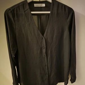 Carin Wester skjorta Strl 36 - En jättefin tunn skjorta/blus med knappar strl 36. Säljs för att den tyvärr är lite för liten för mig! Katt finns i hemmet