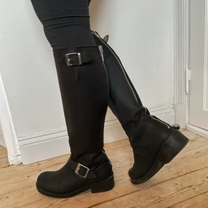 Primeboots  - Säljer mina fina Primeboots i superfint skick!! Använda ett fåtal gånger. Storlek 37! 👢 Köparen står för frakt. 📦 