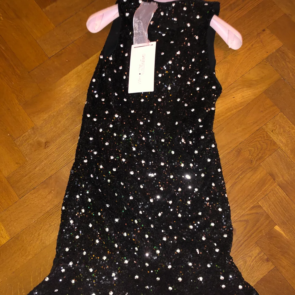 En super fin glittrig klänning från Giambattista Valli x H&M. Storlek är 40! Klänningen är aldrig använd och kommer med prislapp. Klänningar.